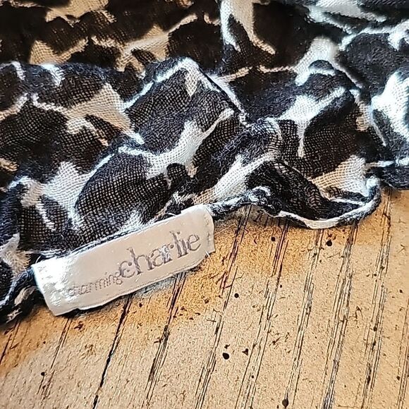 Black and white infinity scarf Charming Charlie - Picture 3 of 4